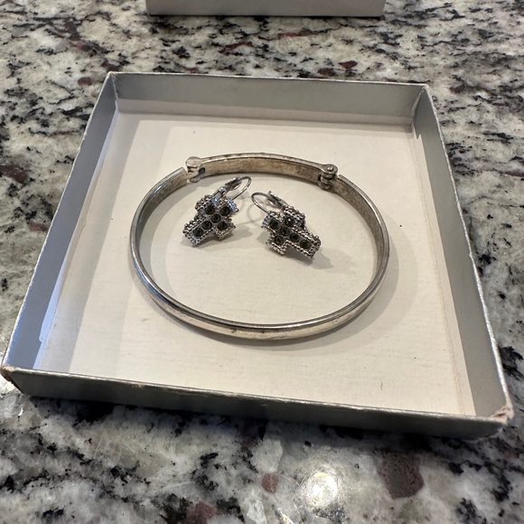 Vintage bangle bracelet and cross earring set - Picture 2 of 8